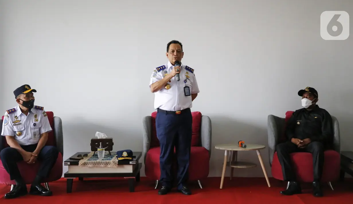 Kepala Balitbanghub (tengah), Bupati Sumenep Achmad Fauzi (kanan) memberikan sambutan pada uji operasional seaplane atau pesawat apung di Pulau Gili Iyang, Sumenep, Madura, Senin (26/04/2021). (Liputan6.com/HO/Balitbanghub)