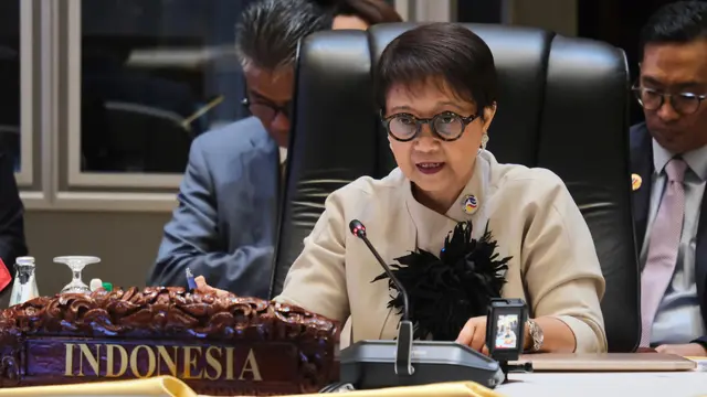 Menteri Luar Negeri RI Retno Marsudi saat menghadiri rangkaian pertemuan di KTT ASEAN di Vientiane, Laos, Selasa (8/10/2024). (Dok. Kemlu RI)