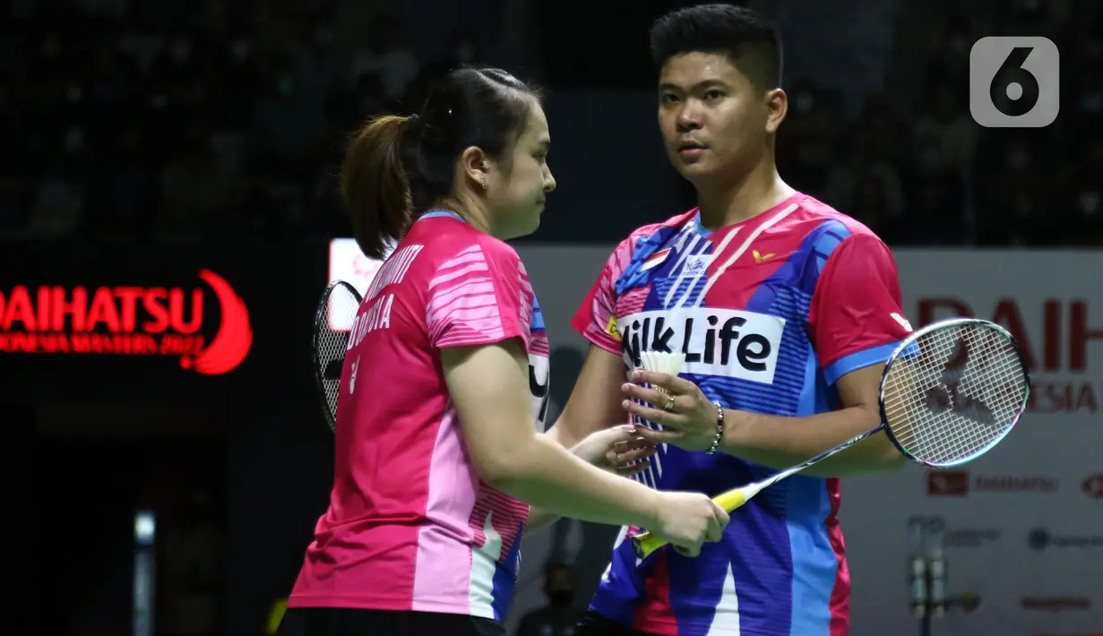 Pasangan ganda campuran Indonesia, Praveen Jordan/Melati Daeva Oktavianti bertanding melawan wakil India, Ishaan Bhatnagar/Tanisha Crasto pada babak 32 besar Indonesia Masters 2022 di Istora Senayan, Jakarta, Rabu (8/6/2022). Praveen Jordan/Melati Daeva Oktavianti lolos ke 16 besar Indonesia Masters 2022. (Liputan6.com/Helmi Fithriansyah)