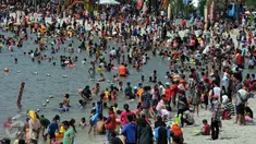 Pengunjung memadati pantai di Taman Impian Jaya Ancol, Jakarta, Kamis (7/7). Ancol tetap menjadi primadona tempat wisata bagi warga Jakarta dan sekitar untuk mengisi libur Lebaran. (Liputan6.com/Johan Tallo)