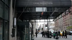 Seorang pria memasuki Hotel Loews Regency setelah FBI menggeledah kantor pengacara pribadi Donald Trump, Michael Cohen di Manhattan, New York City, Senin (9/4). Sekitar selusin agen FBI menggeledah kantor dan tempat tinggal Cohen. (Don EMMERT/AFP)