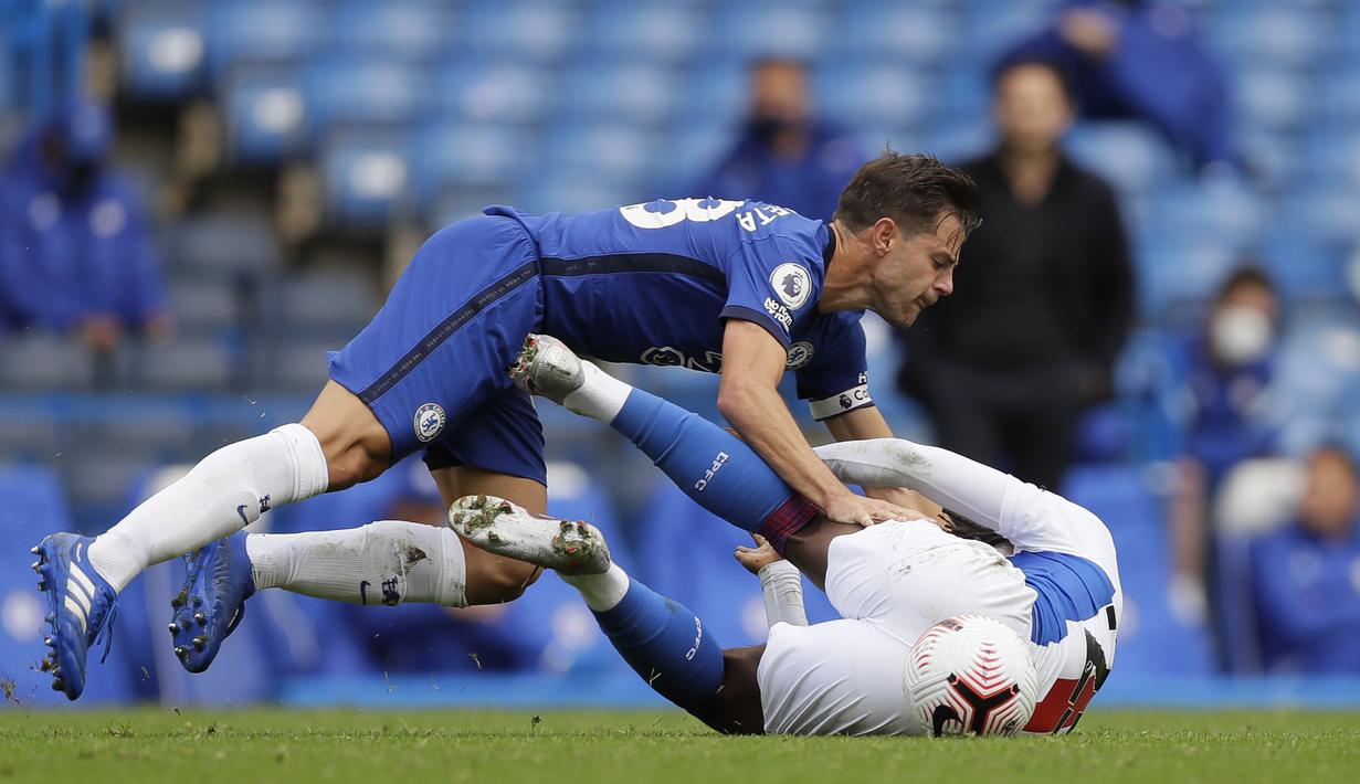 Bek Chelsea, Cesar Azpilicueta, berebut bola dengan gelandang Crystal Palace, Eberechi Eze, pada laga lanjutan Liga Inggris di Stamford Bridge, Sabtu (3/20/2020) malam WIB. Chelsea menang 4-0 atas Crystal Palace. (AFP/Kirsty Wigglesworth/pool)
