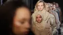 Halima Aden bersama model lainnya berjalan mengenakan koleksi Max Mara women's Fall/Winter 2017-2018 pada Milan Fashion Week, di Milan, Kamis (23/2). Halima Aden menjadi satu-satunya model berhijab dalam show tersebut. (AP Photo/Luca Bruno)