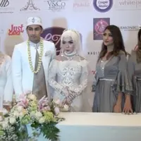 Sarah dan Rahma menjawab soal tidak hadirnya Ayu dalam pernikahan adik bungsunya, Lukman Azhari. Info lebih banyak