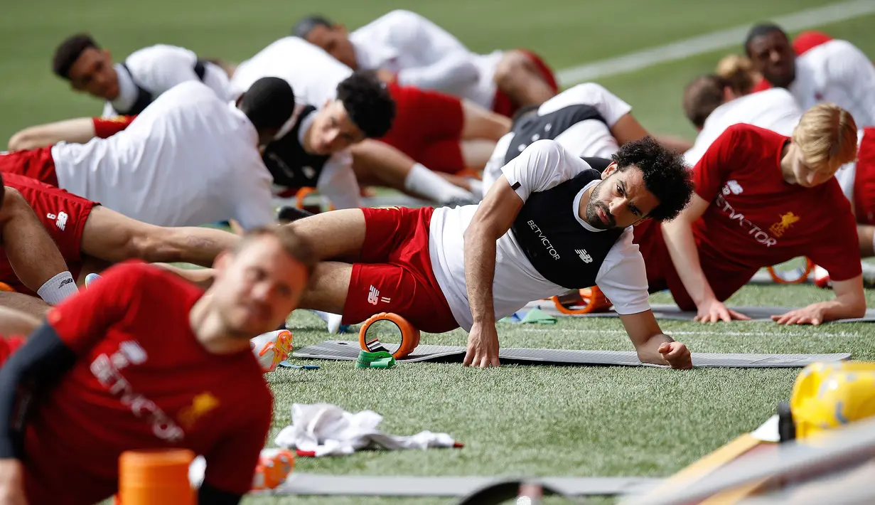 Gelandang Liverpool, Mohamed Salah melakukan pemanasan saat latihan tim di stadion Anfield, Inggris (21/5). Liverpool dan Real Madrid sudah lima kali bertemu di turnamen level elite antarklub Eropa. (AP Photo/Martin Rickett)