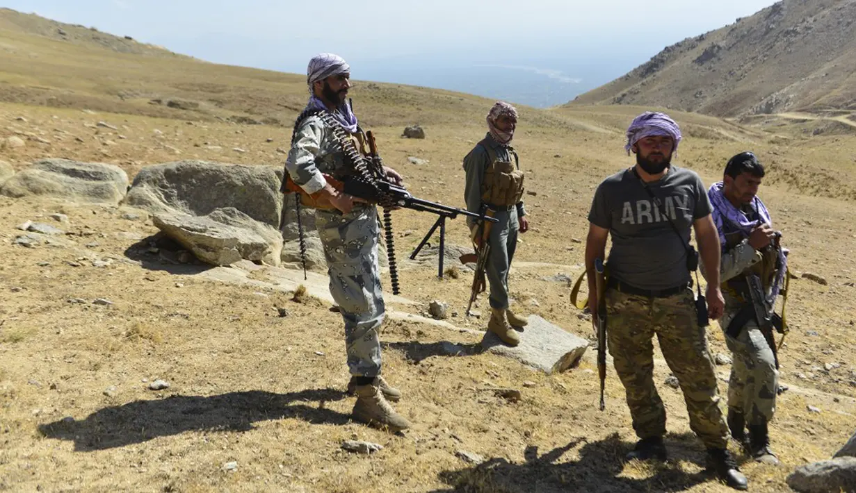 Gerakan perlawanan Afghanistan dan pasukan pemberontak anti-Taliban saat patroli di puncak bukit di daerah Darband, Distrik Anaba, Provinsi Panjshir, 1 September 2021. Panjshir terkenal dengan pertahanan alami yang tak pernah ditembus pasukan Soviet atau Taliban. (AHMAD SAHEL ARMAN/AFP)