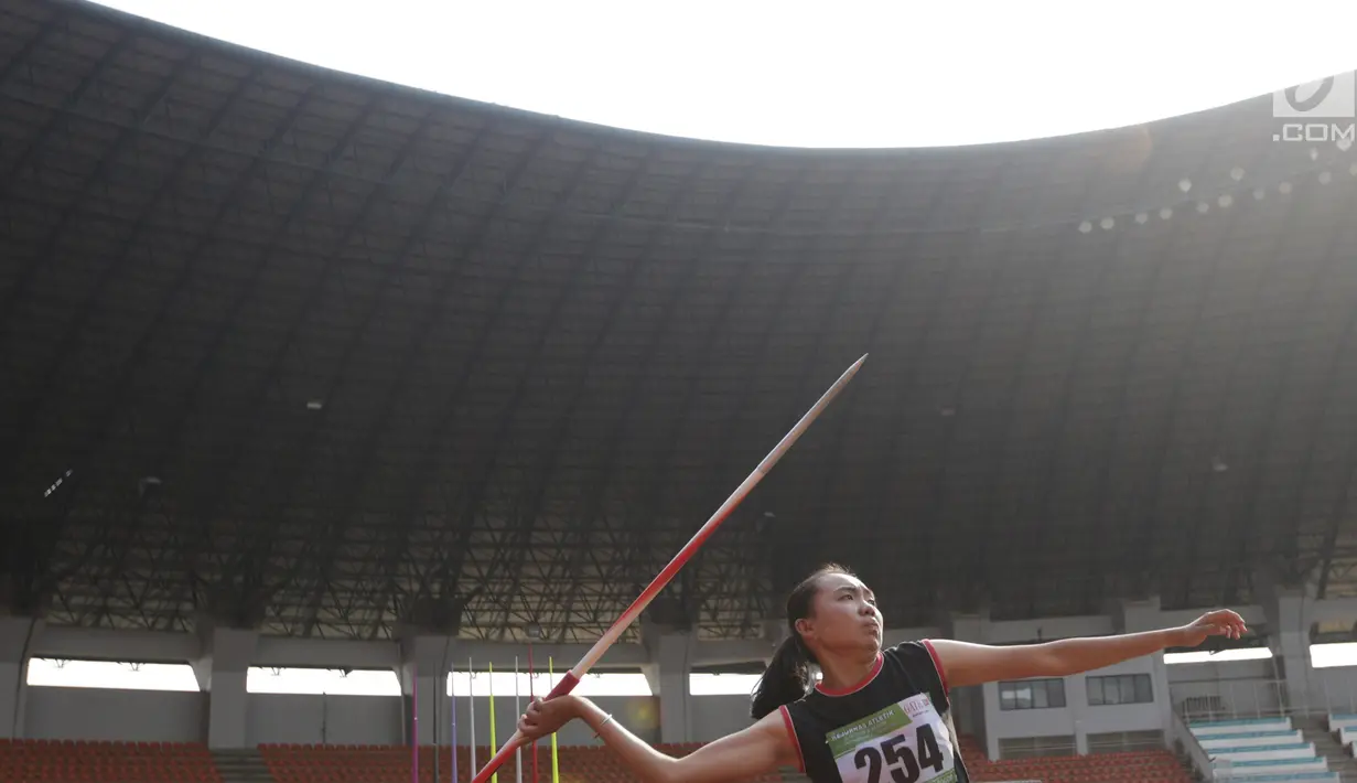 Atlet asal Jambi, Zuhraya Detrindu, bersiap melakukan lemparan pada Kejurnas Atletik 2019 nomor sapta lomba U-20 putri di Stadion Pakansari, Bogor pada Rabu (8/8/2019).  Kejurnas Atletik berlangsung dari 3 hingga 7 Agustus. (Bola.com/Vitalis Yogi Trisna)