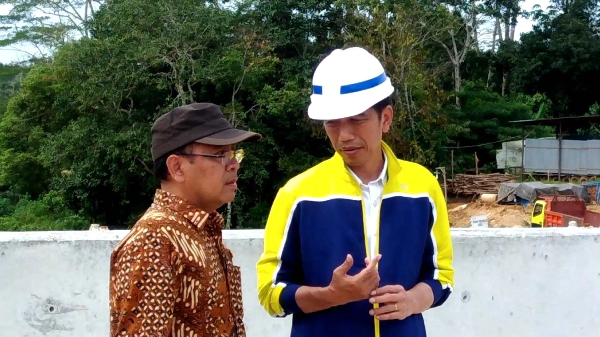 Presiden Joko Widodo dengan jeket barunya dalam kunjungan di Balikpapan, Kalimantan Tengah, Kamis (13/7/2017).(Biro Pers Istana)