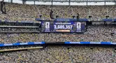 Layar videotron raksasa menampilkan rekor kehadiran 3.605.357 penonton selama Piala Dunia 2026 saat laga Ekuador melawan Jerman di MetLife Stadium, New York New Jersey, AS, Kamis (25/6/2026). Pencapaian tersebut diumumkan FIFA di tengah antusiasme puluhan ribu suporter yang memadati stadion. (KLY Sports/Hery Kurniawan)