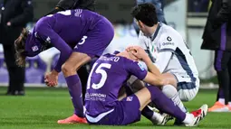 Peristiwa tersebut terjadi pada menit ke-15, di mana Bove tiba-tiba jatuh saat mencoba melepas sepatunya. Suasana stadion berubah mencekam ketika pemain berusia 22 tahun itu mendapat perawatan medis darurat di lapangan, sementara para pemain dan penonton menyaksikan dengan cemas. (AFP/Tiziani Fabi)