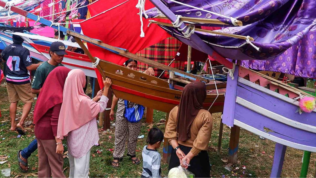 Judul: Uniknya Tradisi Maulid Nabi dengan Miniatur Perahu Pinisi di Maros Sulsel