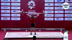 Atlet angkat besi, Sri Wahyuni, saat berlaga pada Asian Games di JIExpo, Jakarta, Senin, (20/8/2018). Sri Wahyuni menyumbang medali perak dengan total angkatan 195 kg.