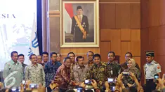 Wakil Presiden Jusuf Kalla (tengah) didampingi Menko Perekonomian Darmin Nasution dan Kepala BKPM Franky Sibarani menekan tombol saat meresmikan peluncuran layanan izin investasi 3 jam di BKPM, Jakarta, Senin (11/1). (Liputan6.com/Immanuel Antonius)