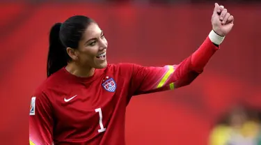 Kiper Wanita Amerika Serikat, Hope Solo menyapa pengemarnya usai bertanding melawan Kolombia di Piala Dunia Wanita 2015 di Stadion Commonwealth, Kanada, Senin (22/6/2015). Amerika Serikat menang 2-0 atas Kolombia. (Reuters/Erich Schlegel)