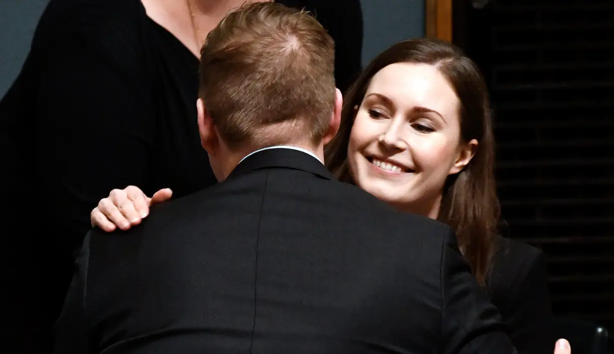 Sanna Marin (kanan) mendapat selamat setelah dia terpilih sebagai Perdana Menteri Finlandia dalam sidang Parlemen di Helsinki, Finlandia, Selasa (10/12/2019). Marin menggantikan PM sebelumnya, Antti Rinne, yang mundur pada pekan lalu. (Jussi Nukari/Lehtikuva via AP)
