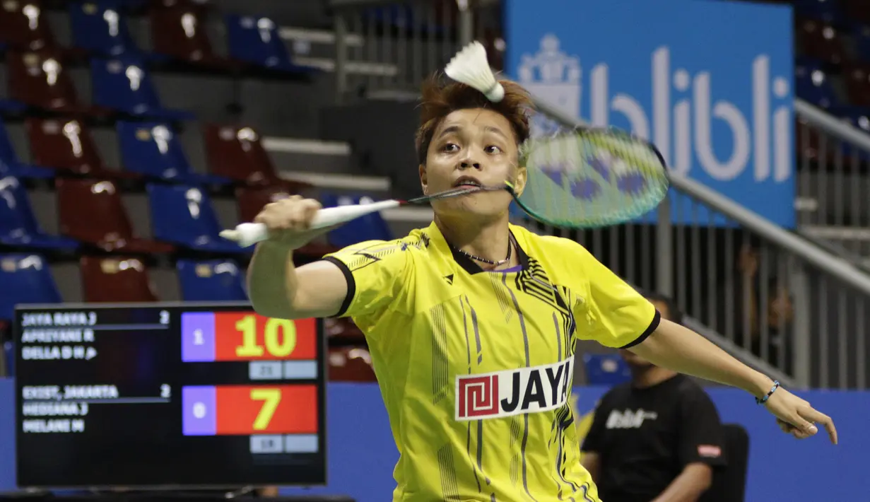Pebulutangkis Jaya Raya, Apriyani Rahayu, mengembalikan kok saat berlaga pada Kejurnas PBSI 2018 di Britama Arena, Jumat (21/12). Laga final akan mempertemukan Jaya Raya melawan Mutiara Cardinal. (Bola.com/M Iqbal Ichsan)