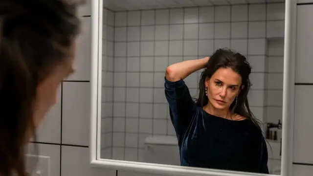 Akting Demi Moore dalam The Substance