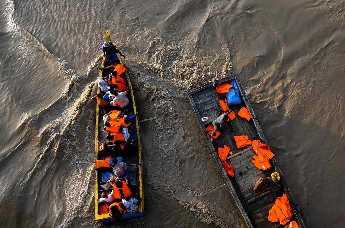 FOTO: Akses Terputus, Warga Kuta Blang Andalkan Penyeberangan Perahu Nelayan
