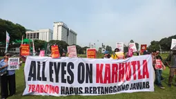 Mahasiswa membentangkan spanduk bertuliskan “All Eyes on Karhutla, Prabowo Harus Bertanggung Jawab” saat menggelar aksi unjuk rasa di kawasan Tugu Tani, Jakarta Pusat, Selasa (20/10/2026). Spanduk tersebut menjadi bentuk kritik terhadap penanganan kebakaran hutan dan lahan di Kalimantan. (KLY/Budy Santoso)