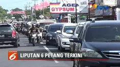 Arus lalu lintas di Simpang Tiga Sindangkasih, Ciamis, mulai padat. Akibatnya polisi berlakukan sistem buka tutup jalan.