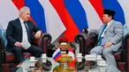 Foto selebaran yang diambil dan dirilis pada 25 Februari 2025 oleh Istana Kepresidenan Indonesia ini menunjukkan Presiden Indonesia Prabowo Subianto (kanan) saat menerima kunjungan Sekretaris Dewan Keamanan Rusia Sergei Shoigu di Istana Kepresidenan, Jakarta. (Foto: Handout/Istana Kepresidenan Indonesia/AFP)