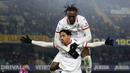 Pemain AC Milan, Tijjani Reijnders melakukan selebrasi setelah mencetak gol kemenangan untuk timnya ke gawang Hellas Verona pada laga lanjutan Liga Italia 2024/2025 di Marcantonio Bentegodi, Verona, Italia, Sabtu (21/12/2024) dini hari WIB. (AP Photo/LaPresse/Paola Garbuio)