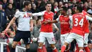 Pemain Arsenal, Theo Walcott (3kanan) beradu mulut dengan pemain Tottenham Hotspur,  Jan Vertonghen (kiri) pada lanjutan Premier League 2016-2017 di Emirates Stadium, London (6/11/2016).  (AFP/Ben Stansall)