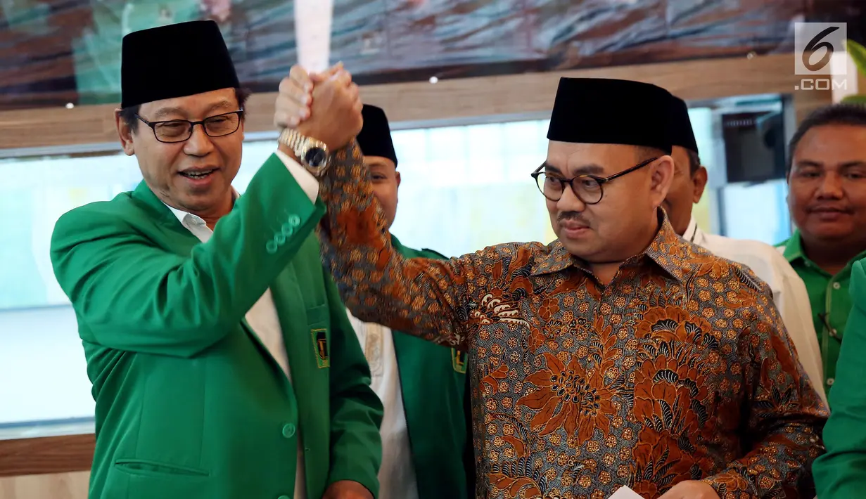 Ketum PPP Muktamar Jakarta Djan Faridz dan bakal Cagub Jawa Tengah dari Partai Gerindra, Sudirman Said bergandeng tangan saat mendeklarasikan dukungan disela Rapat Pimpinan Nasional (Rapimnas) PPP di Jakarta, Rabu (20/12). (Liputan6.com/JohanTallo)