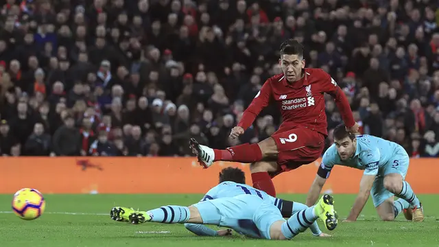 Striker Liverpool, Roberto Firmino, melepaskan tendangan saat melawan Arsenal pada laga Premier League di Stadion Anfield, Liverpool, Sabtu (29/12). Liverpool menang 5-1 atas Arsenal. (APPeter Byrne)