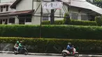 Spanduk paslon nomor urut 3 masih terpasang di pertigaan Jalan Hang Lekir, Jakarta, Senin (13/1). Hingga H-2 Pilkada DKI Jakarta, alat peraga kampanye masih terlihat di beberapa ruas jalan Ibukota. (Liputan6.com/Helmi Fithriansyah)