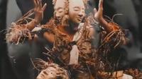 Forum Kopi Atlantis kali ini juga diisi penampilan spesial koreografer ISI Yogya Anter Asmorotedjo lewat video klip tari yang berjudul Sang Puspa Tajem.
