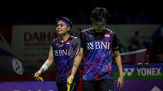 Pasangan unggulan kedua dan andalan tuan rumah, Apriyani Rahayu/Siti Fadia Silva Ramadhanti harus tersingkir di babak pertama Daihatsu Indonesia Masters 2024 setelah dikalahkan pasangan non-unggulan dari Belanda, Debora Jille/Cheryl Seinen dengan dua game langsung 14-21, 17-21. Kekalahan ini tentu dapat dimaklumi karena Apriyani Rahayu sejatinya tengah dalam kondisi pemulihan cedera betis, sehingga penampilannya belum maksimal. Bahkan ganda putri terbaik tanah air ini sempat mundur dari dua turnamen awal tahun ini, yaitu Malaysia Open dan India Open 2024. (Bola.com/Bagaskara Lazuardi)