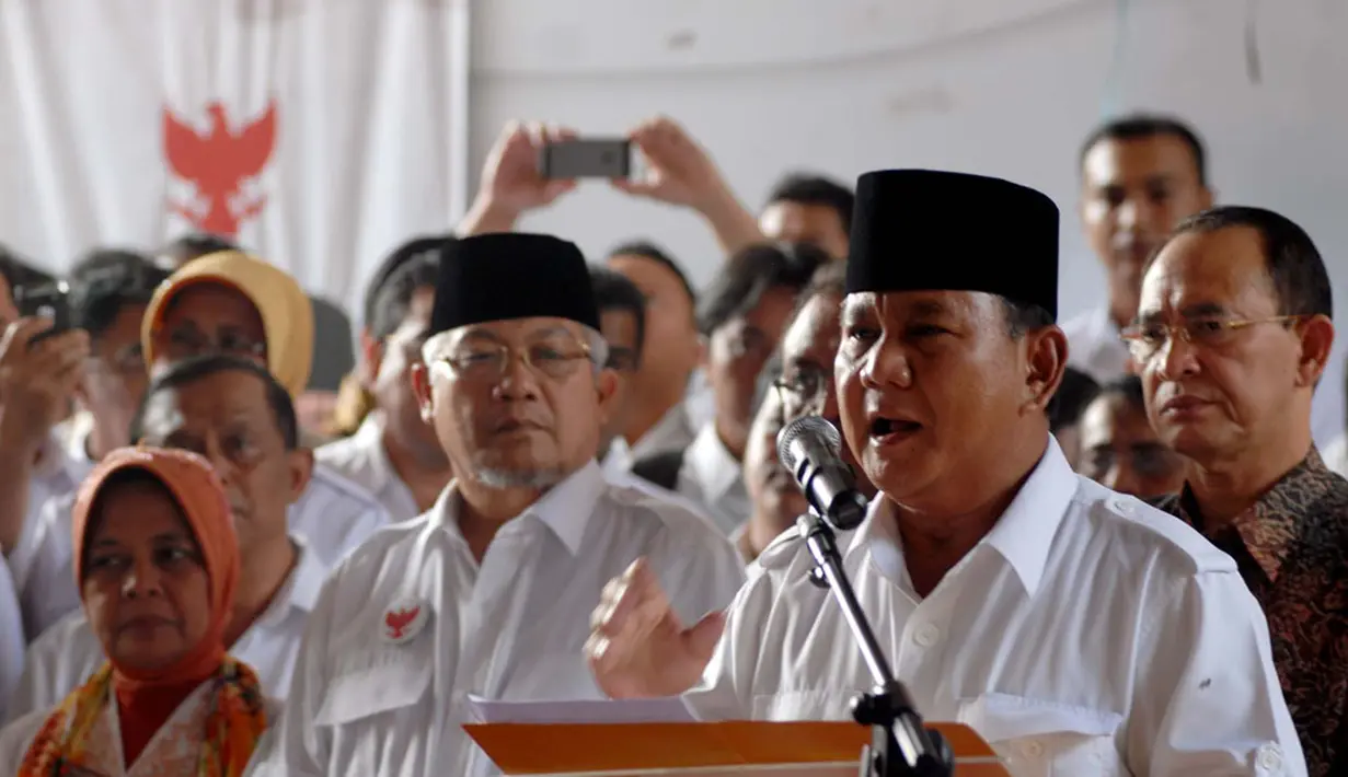 "Kami, Prabowo-Hatta siap menang dan siap kalah dengan cara demokratis dan terhormat," tegas Prabowo Subianto saat jumpa pers di Rumah Polonia, Jakarta, (22/7/2014). (Liputan6.com/Miftahul Hayat)