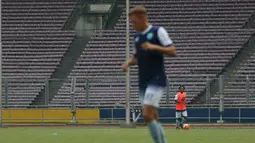 Pemain Persela Lamongan menjajal rumput Stadion Utama Gelora Bung Karno, Jakarta, Kamis (12/5/2016). (Bola.com/Nicklas Hanoatubun)