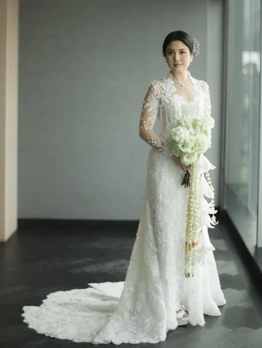 Valencia Tanoesoedibjo tampil cantik memesona dibalut busana pengantin berwarna putih. Gaun kebaya ini merupakan rancangan dari Eddy Betty. Foto: Instagram.