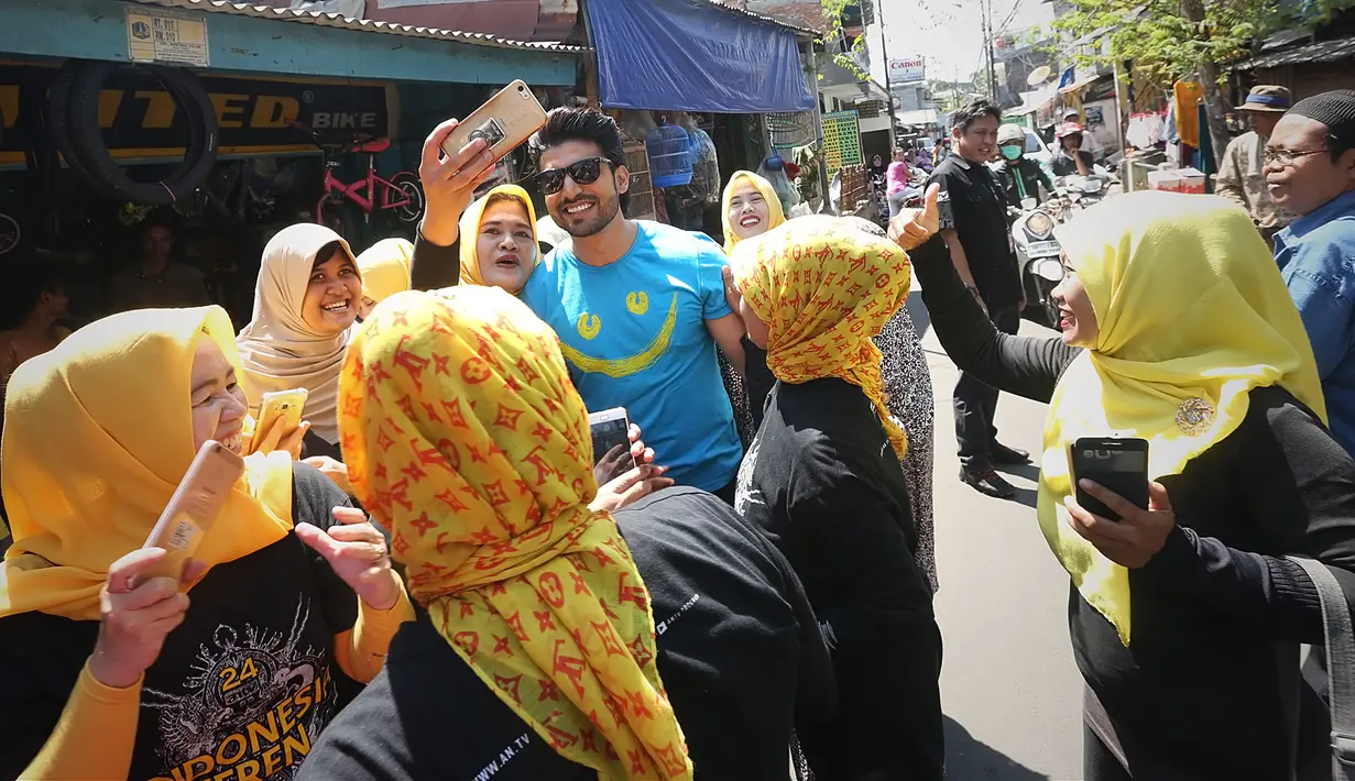 Saat mengunjungi Siti Hawa di kediamannya, Gurmeet pun bertemu dengan ibu-ibu yang kemudian mencegatnya. Sejumlah ibu-ibu tersebut mengajak Gurmeet menari dan berfoto bersama dengannya. (Bambang E.Ros/Bintang.com)