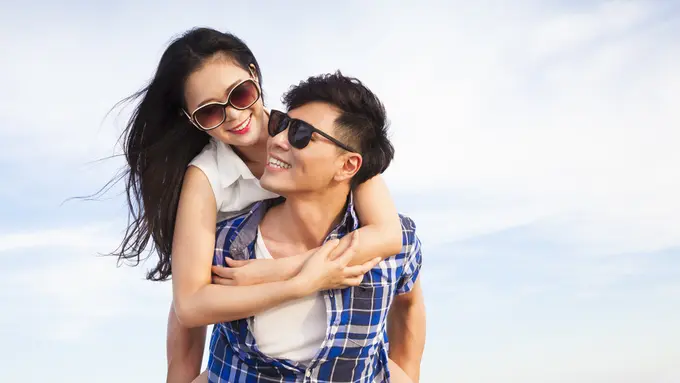 couple romantis bahagia