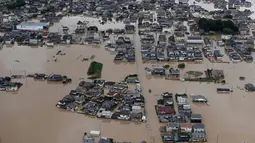 Gambar dari udara menunjukkan rumah-rumah terendam banjir yang melanda Kurashiki, Prefektur Okayama, Jepang, Minggu (8/7). Kerusakan diperparah dengan terjadinya tanah longsor di sejumlah tempat. (STR/JIJI PRESS/AFP)