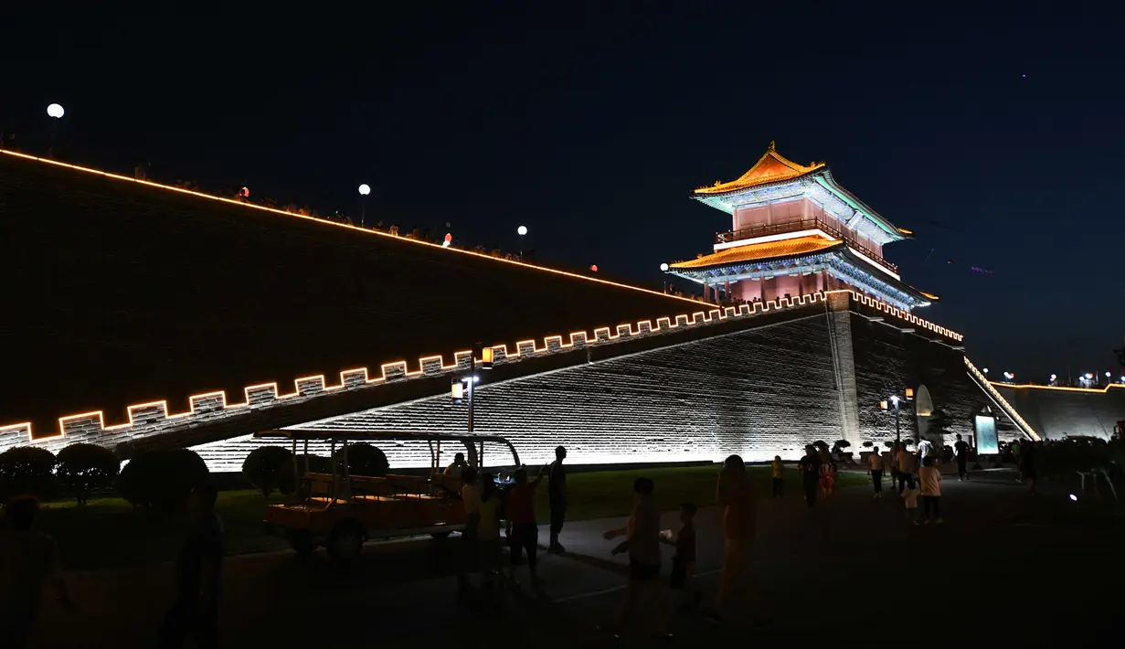 Foto yang diabadikan pada 14 Juni 2020 ini memperlihatkan pemandangan malam di kota kuno Zhengding di Shijiazhuang, Provinsi Hebei, China utara. (Xinhua/Xu Jianyuan)