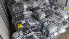 Paket sekitar 1,4 ton kokain yang berhasil disita otoritas penegak hukum Australia dari sebuah yacht (perahu pesiar) di Sydney, Senin (6/2). Temuan tersebut didapat dalam operasi rahasia tengah malam pekan lalu. (STR/Australian Federal Police/AFP)