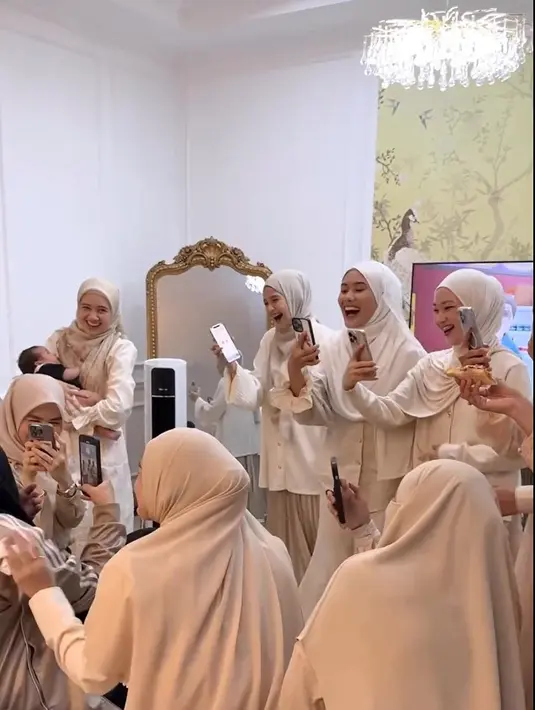 Meski terlambat, perayaan sederhana tampak begitu meriah. Mereka yang hadir juga mengenakan outfit kompak, warna cream. [Instagram/ratuisyellnrzr]