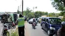 Sebelum dievakuasi truk yang membawa mesin untuk kapal itu sempat jadi tontonan warga sekitar, Jakarta, Jumat (15/8/14). (Liputan6.com/Panji Diksana)