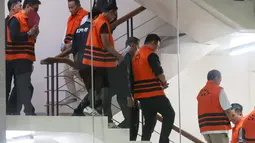 Delapan tersangka keluar dari Gedung Merah Putih KPK setelah menjalani pemeriksaan terkait perkara dugaan suap pengurusan Hak Guna Bangunan (HGB) di BPN Kabupaten Bogor, Jakarta, Selasa (15/9/2026). Mereka kemudian digiring menuju dua kendaraan untuk menjalani penahanan. (KLY/Budy Santoso)