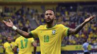 Brasil jadi negara keempat yang lolos ke putaran final Piala Dunia 2022 menyusul Denmark, Jerman, dan tuan rumah Qatar. Hal tersebut tak lepas peran Neymar Jr sebagai striker andalan Selecao. Penyerang PSG tersebut diketahui saat ini memiliki nilai pasar sebesar Rp1,4 Triliun. (AFP/Nelson Almeida)