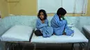 Anak-anak menerima perawatan setelah menghirup senjata kimia di klinik darurat di Desa Al-Shifuniyah, Ghouta Timur, Damaskus, Suriah, Minggu (25/2). Ghouta pernah diserang senjata kimia yang menewaskan 1.500 orang pada 2013 lalu. (HAMZA AL-AJWEH/AFP)