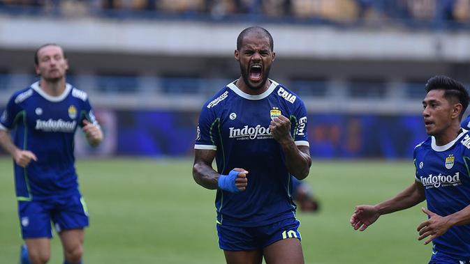 <p>Striker Persib Bandung, David da Silva mencetak gol ke gawang PSIS Semarang. (Persib).</p>