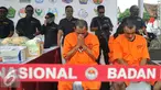 Tersangka dihadirkan saat pemusnahan barang bukti narkotik jenis shabu sebanyak 120 kilogram di lapangan parkir Kota Tua, Jakarta, Jumat (26/2). Barang bukti narkoba didapat BNN dari hasil tangkapan sejak awal Januari 2016. (Liputan6.com/Gempur M Surya)