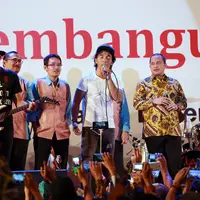 Menteri Desa, Pembangunan Daerah Tertinggal dan Transmigrasi Indonesia, Marwan Jafar turut mengisi panggung bersama Slank dan mereka membawakan salah satu lagu hits ‘Balikin’ yang menjadi favorit sampai sekarang. (Deki Prayoga/Bintang.com)