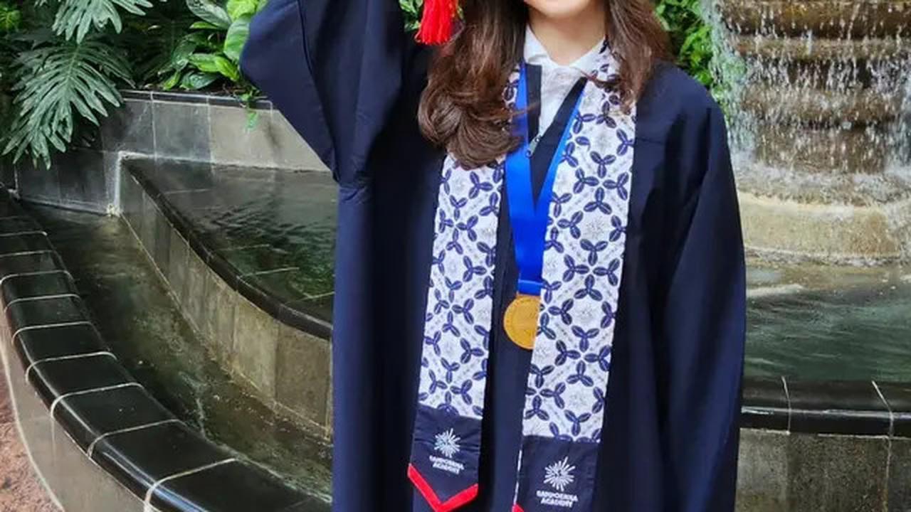 Tampilan Semi Formal Serba Hitam Wulan Guritno Hadir di Wisuda Putrinya yang Lulus SMP