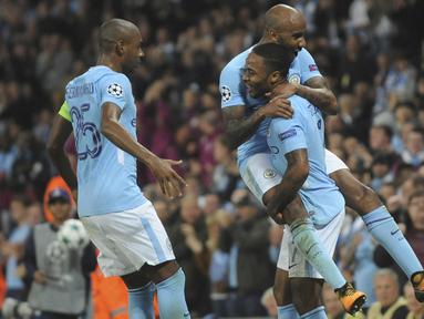 Para pemain Manchester City merayakan gol Raheem Sterling saat melawan Shakhtar Donetsk pada laga grup F Liga Champions di Etihad stadium, Manchester, (26/9/2017). City menang 2-0. (AP/Rui Vieira)